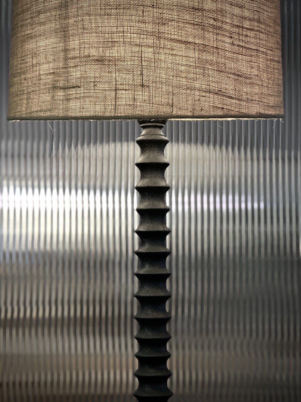 RAMI table lamp, black with natural tapered jute shade