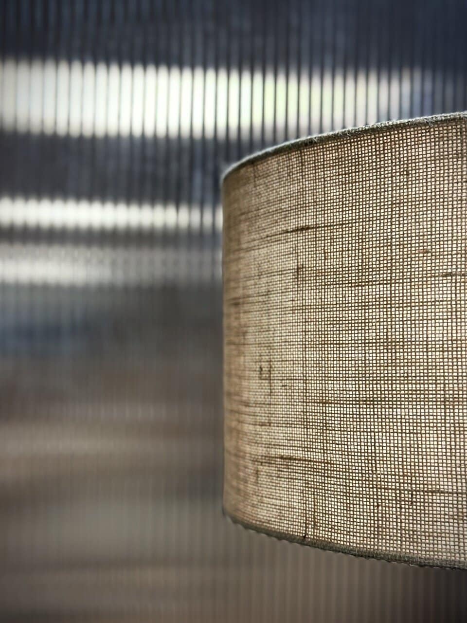 RAMI table lamp, black with natural tapered jute shade