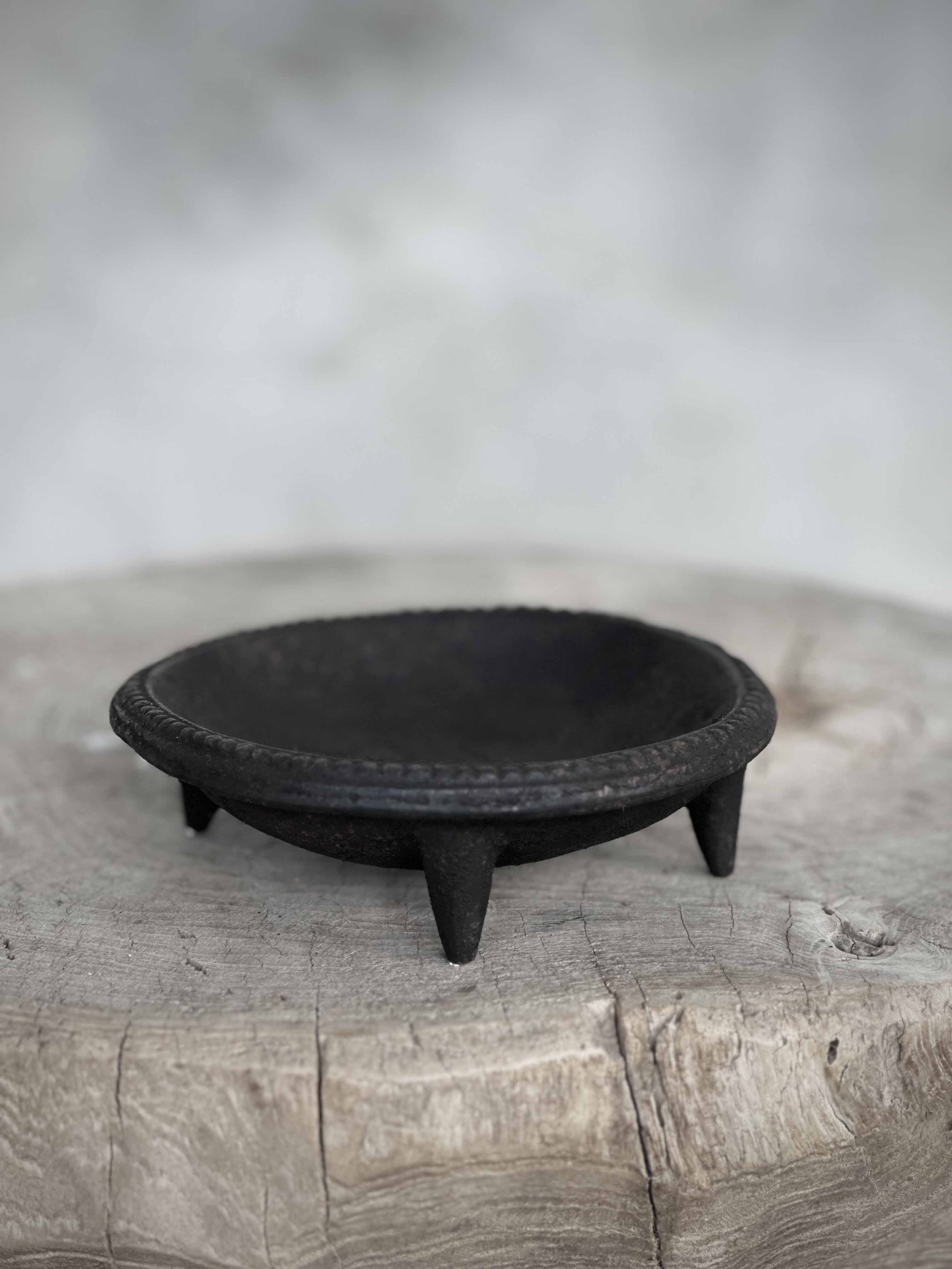 ROND cast iron candle holder/plate, antique