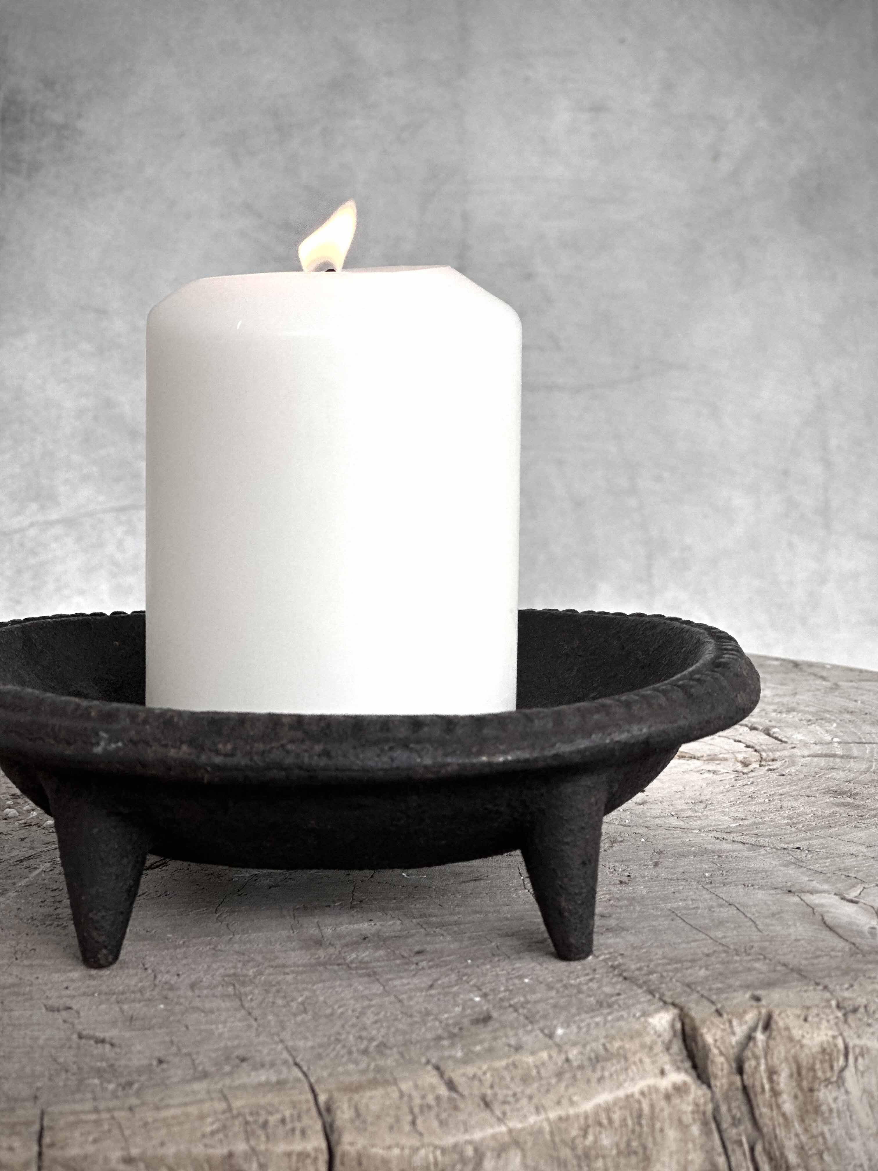 ROND cast iron candle holder/plate, antique