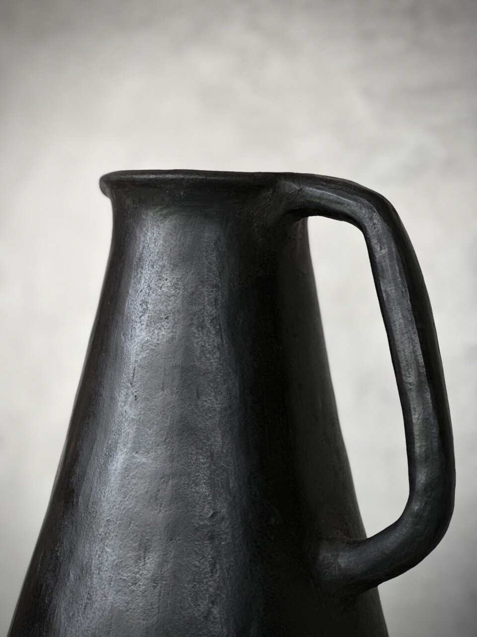 LOLO pitcher/vase, black antique 