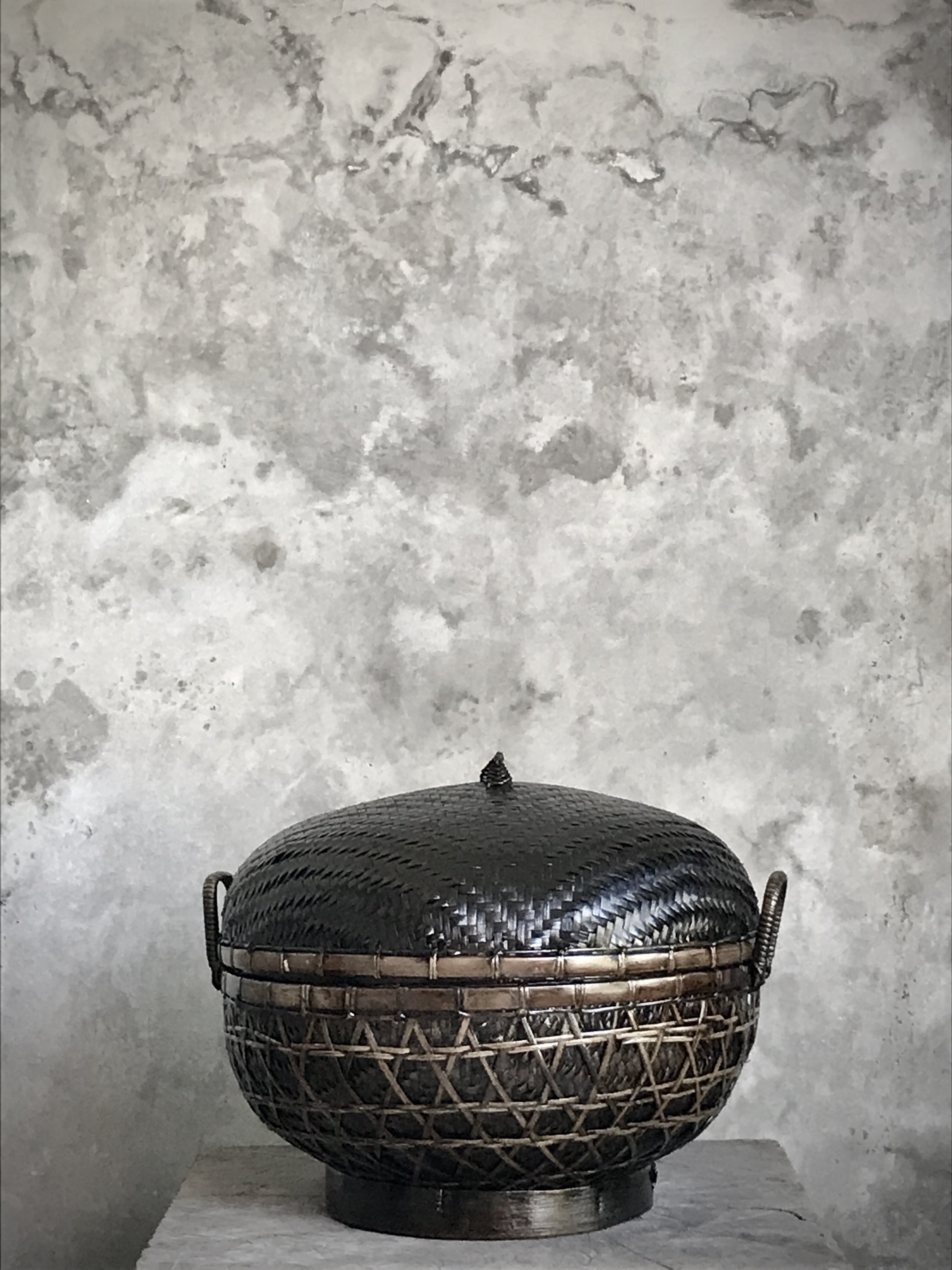 HOI - Round basket w lid, black antique