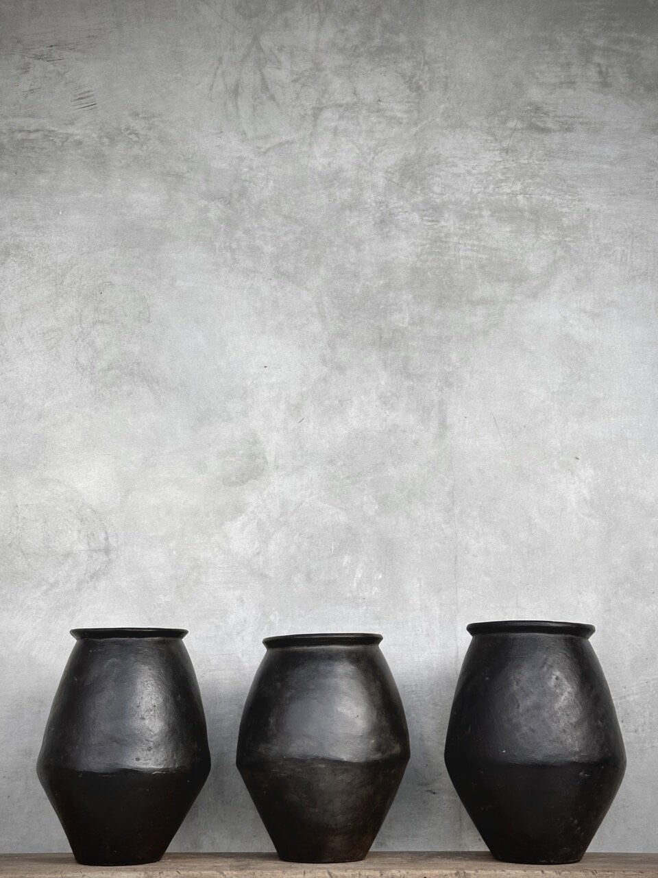 DELIA urn, black antique