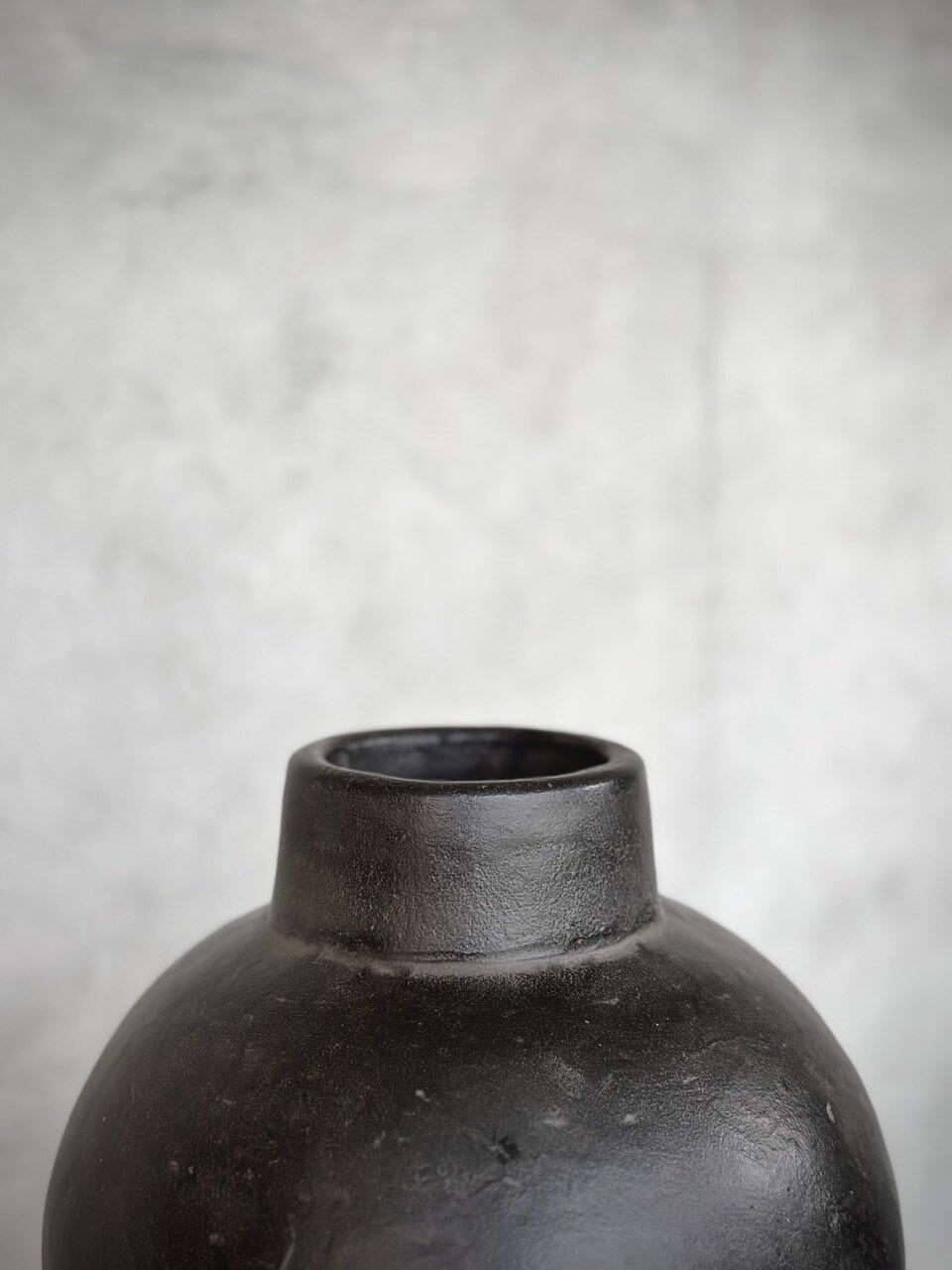 DAY urn, black antique