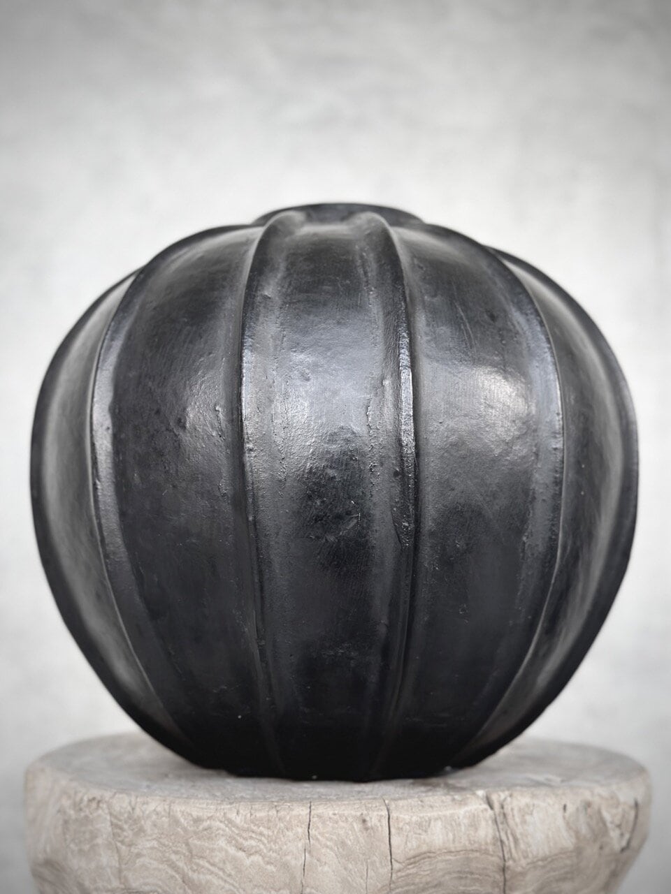 AGUN round vase, black antique